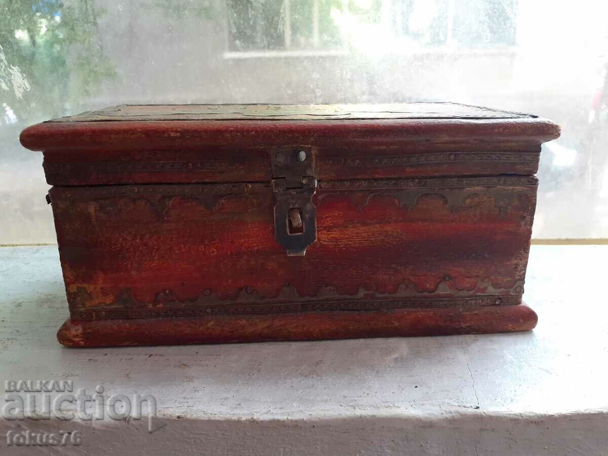 Auction ANTIQUE WOODEN BOX WITH BRASS FITTINGS Auction ANTIQUE WOODEN BOX WITH BRASS FITTINGS
