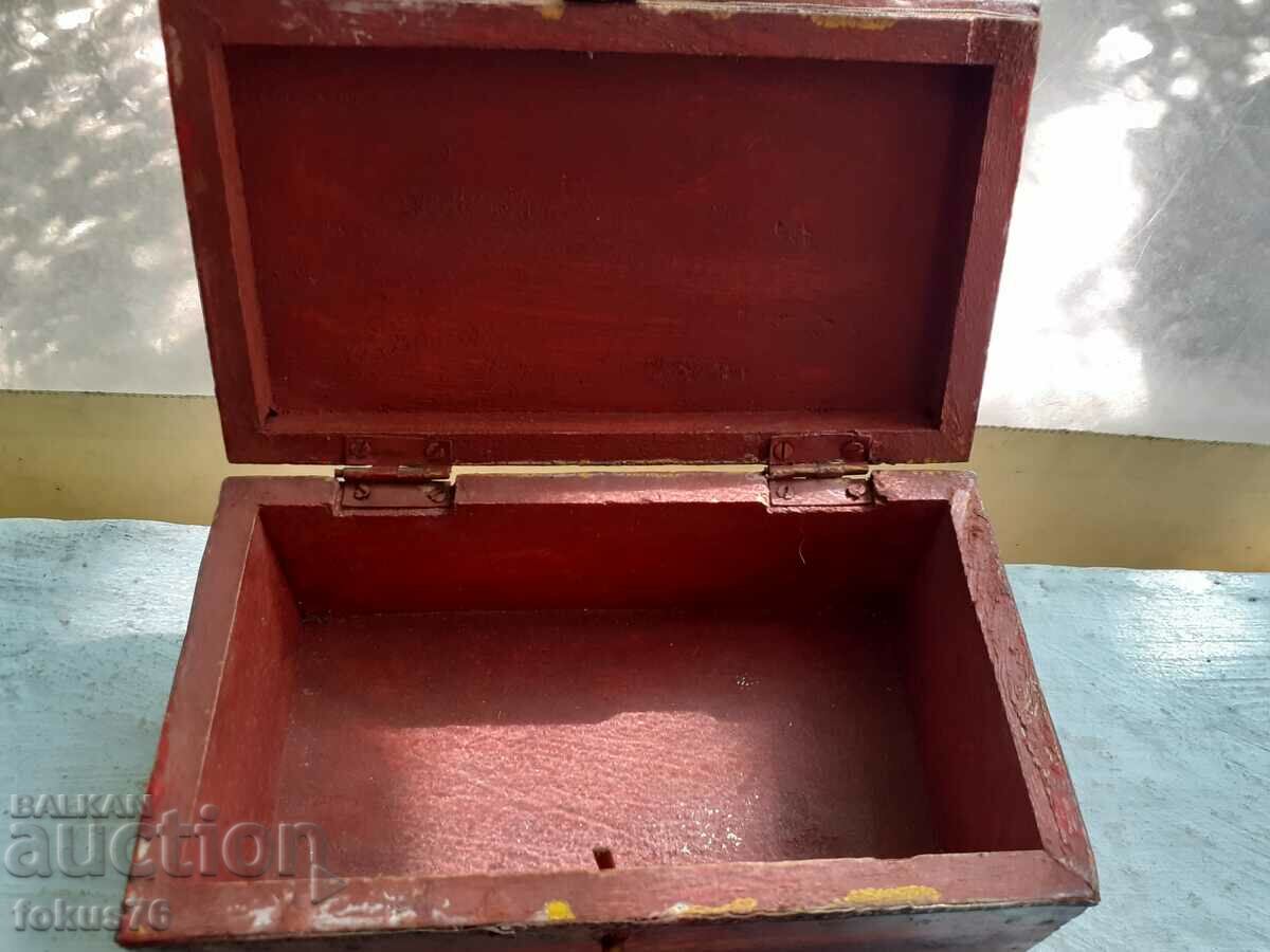 ANTIQUE WOODEN BOX WITH BRASS FITTINGS - 5 ANTIQUE WOODEN BOX WITH BRASS FITTINGS - 5