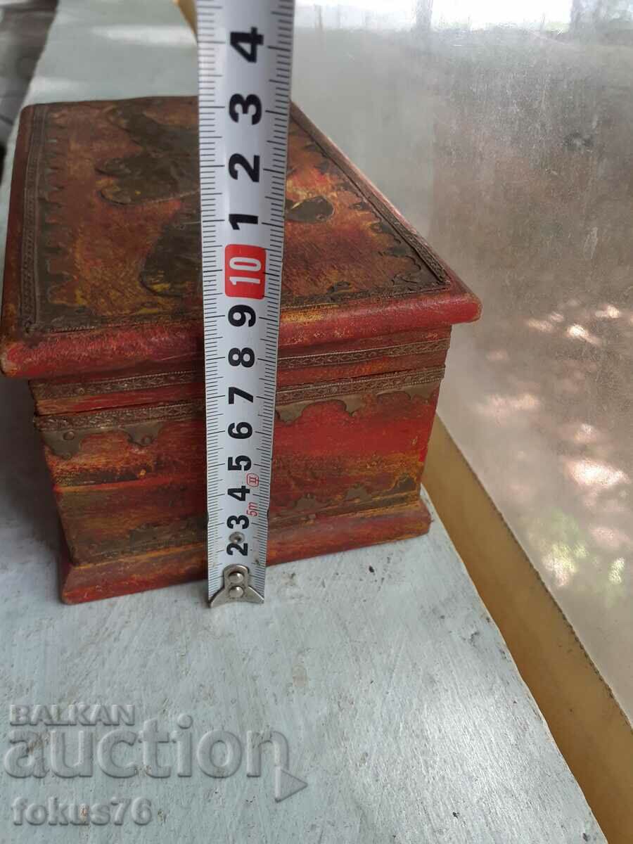 ANTIQUE WOODEN BOX WITH BRASS FITTINGS - 7 ANTIQUE WOODEN BOX WITH BRASS FITTINGS - 7