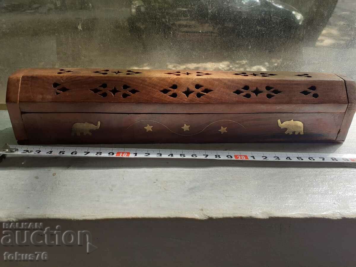 Auction Old wooden box with brass - fragrance Auction Old wooden box with brass - fragrance
