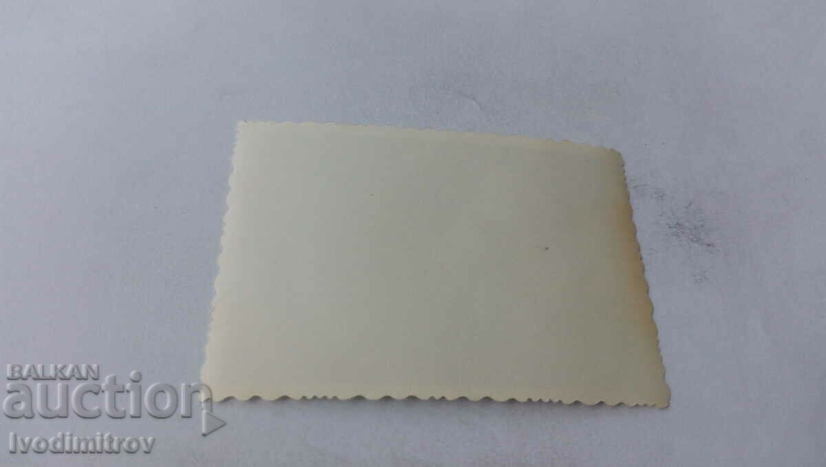 Φωτογραφία Νεαρό κορίτσι στους βράχους με τιμή 1.45 BGN | € 0.74