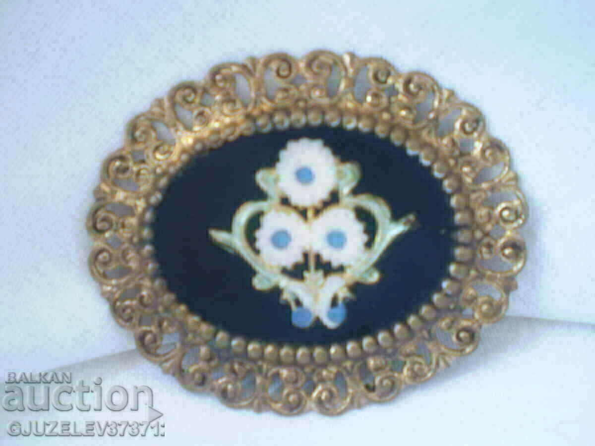 Auction  Ancient aristocratic brooch