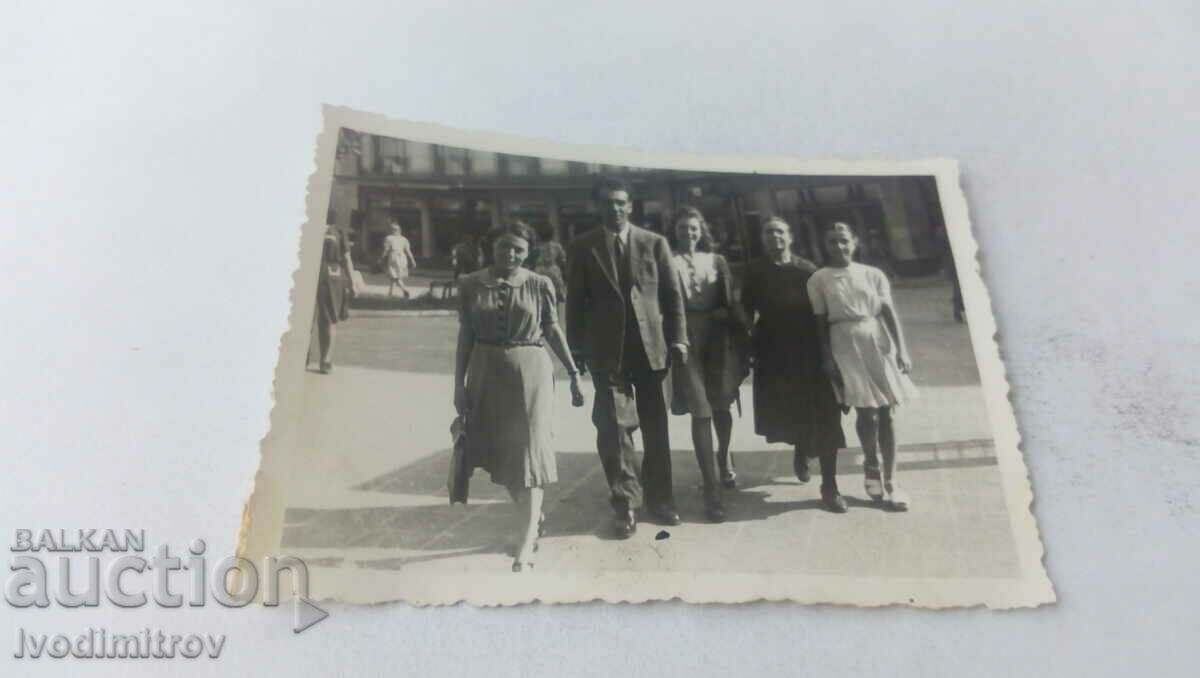 Снимка София Мъж три жени и момиче на разходка