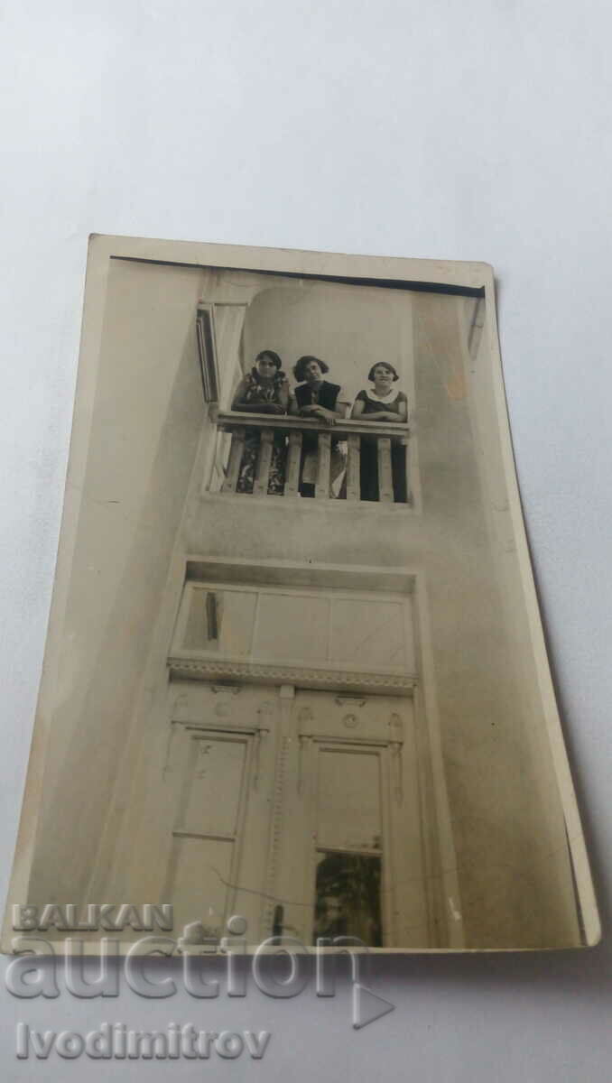 Φωτογραφία Gorna Oryahovitsa Τρία νεαρά κορίτσια στο μπαλκόνι 1932