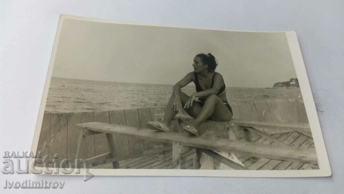Photo Woman in a boat in the sea