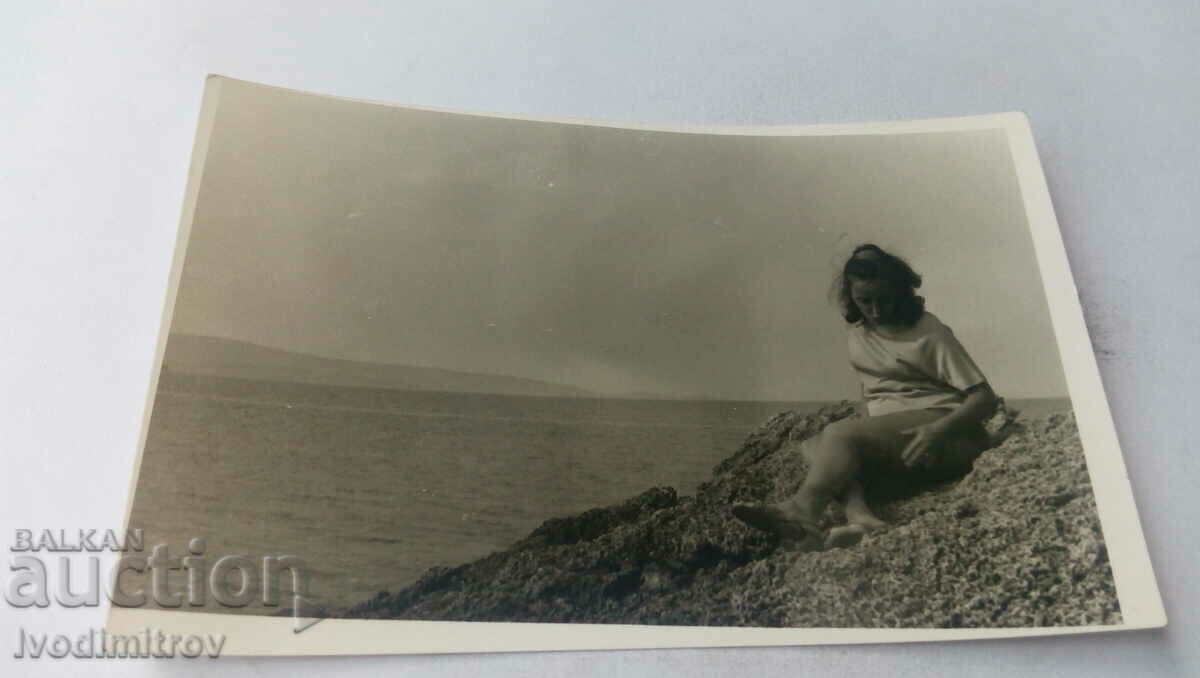 Photo Woman on a rock above the sea