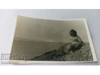 Φωτογραφία Γυναίκα σε έναν βράχο πάνω από τη θάλασσα