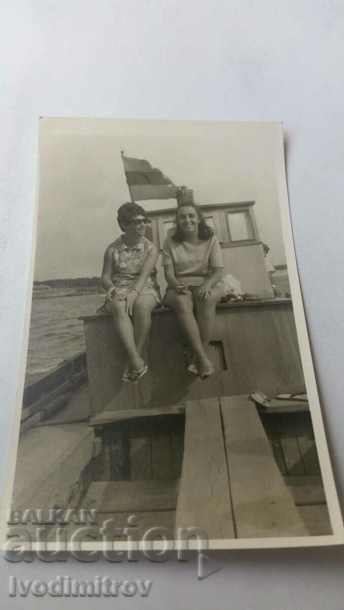 Fotografie Două femei pe o barcă cu motor pe mare