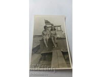 Fotografie Două femei pe o barcă cu motor pe mare