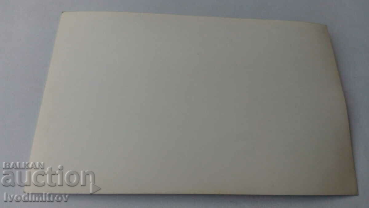 Foto Femeie pe o navă cu preț 1.65 BGN | € 0.84 Foto Femeie pe o navă cu preț 1.65 BGN | € 0.84