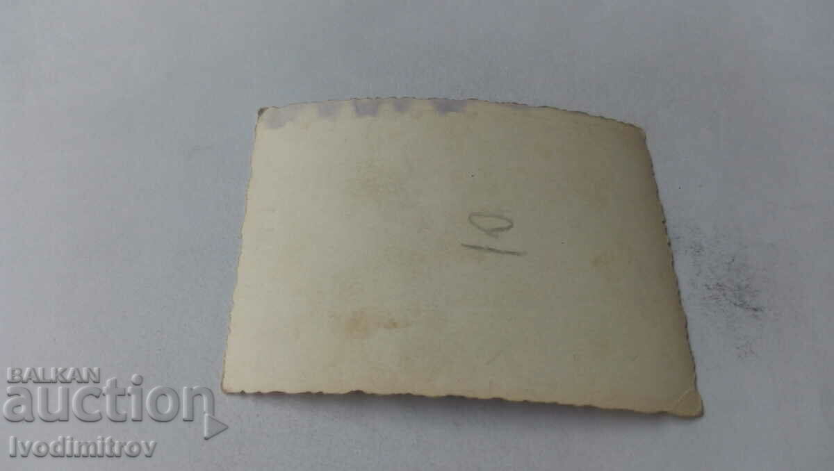 Φωτογραφία Νέοι με τη δασκάλα τους με τιμή 1.45 BGN | € 0.74 Φωτογραφία Νέοι με τη δασκάλα τους με τιμή 1.45 BGN | € 0.74