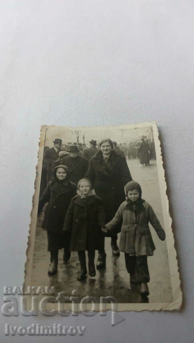 Photo Sofia Woman and three children on a walk