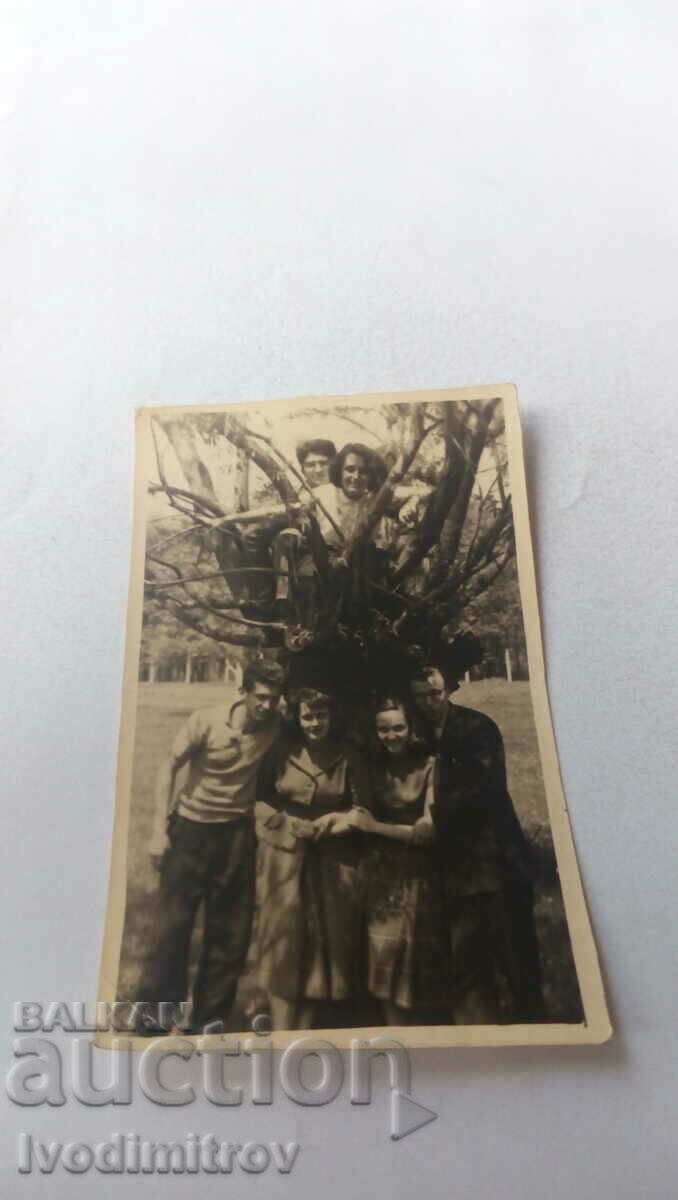 Снимка София Младежи и девойки в двора на ВМИ 1956