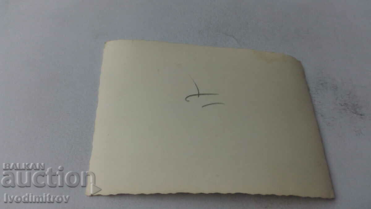 Φωτογραφία Σοφία Τρεις νεαροί άνδρες μπροστά από το Βασιλικό Παλάτι με τιμή 2.35 BGN | € 1.20 Φωτογραφία Σοφία Τρεις νεαροί άνδρες μπροστά από το Βασιλικό Παλάτι με τιμή 2.35 BGN | € 1.20