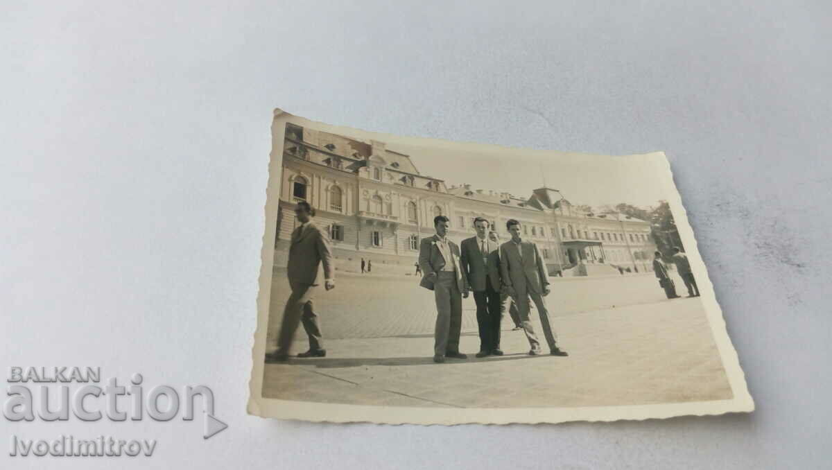 Снимка София Трима млади мъже пред Царския дворец