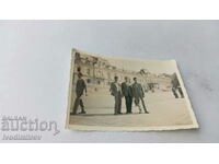 Снимка София Трима млади мъже пред Царския дворец