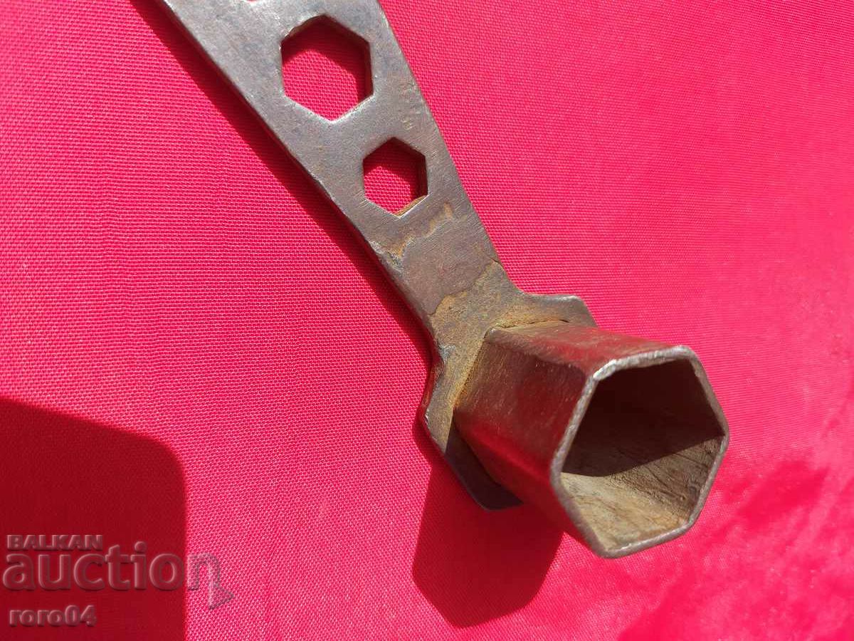 КЛЮЧ - СВЕЩИ - РЕТРО МОТОР с цена 24.30 лв. | € 12.42