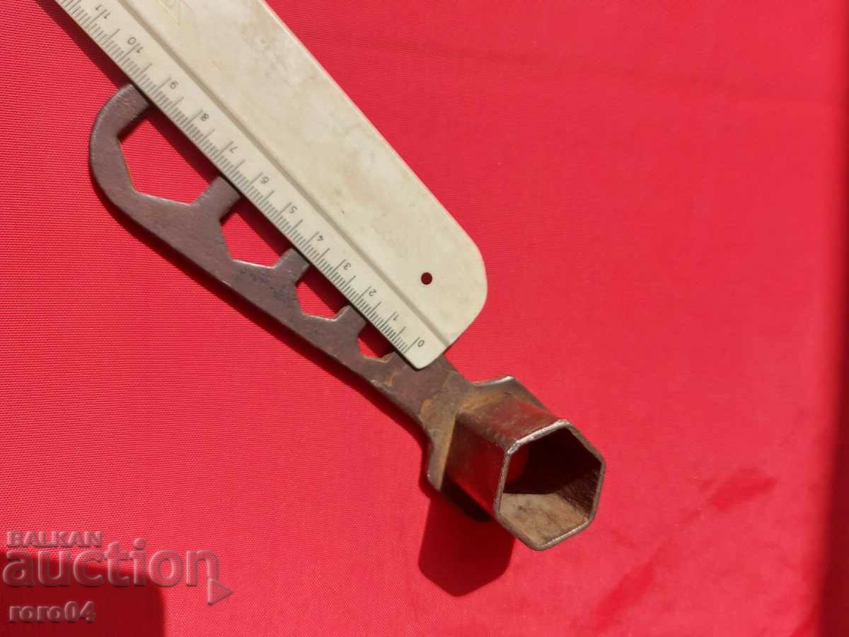 КЛЮЧ - СВЕЩИ - РЕТРО МОТОР - 7