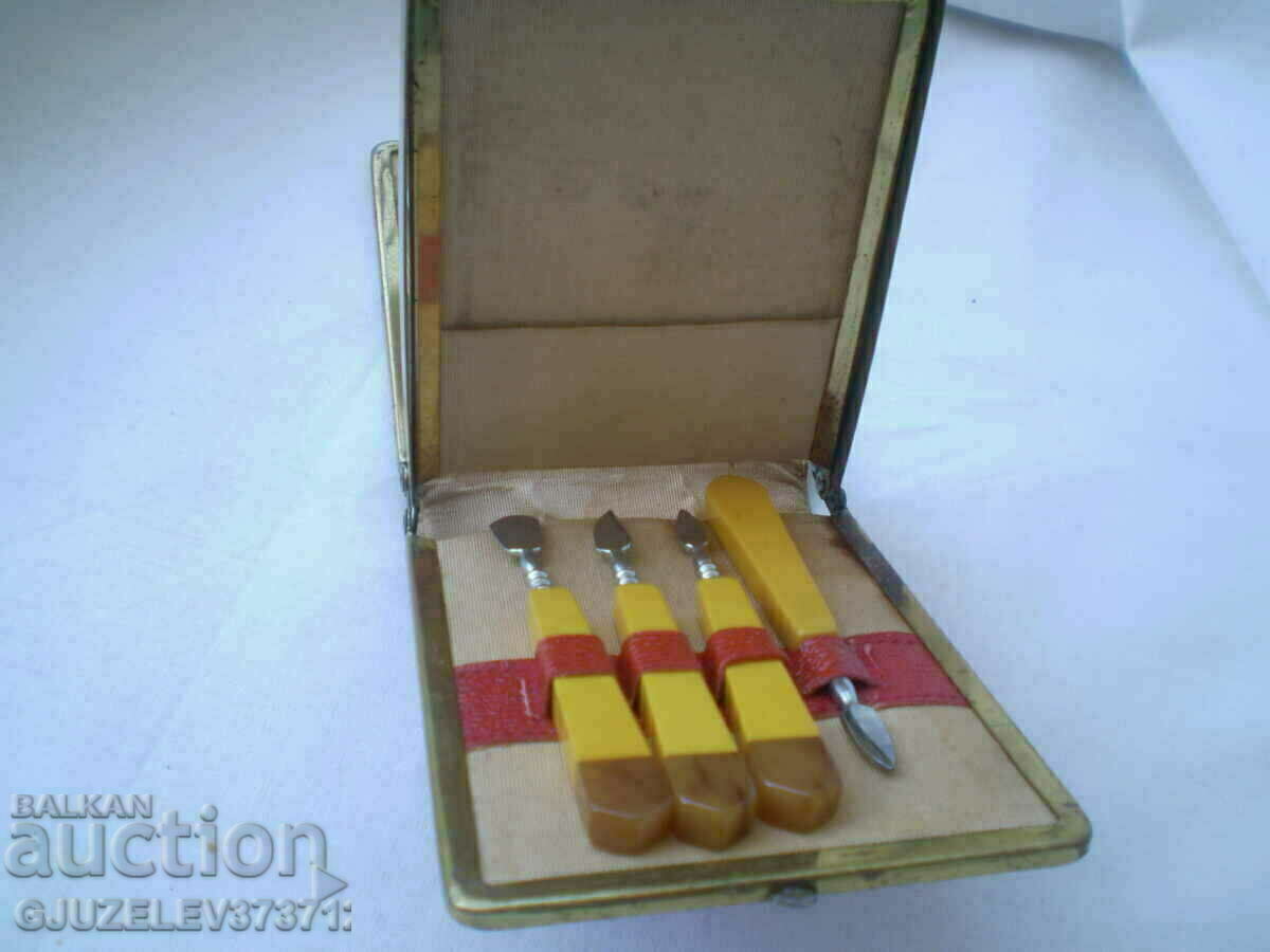 Old manicure bag 50s with price 55.00 BGN | € 28.12 Old manicure bag 50s with price 55.00 BGN | € 28.12