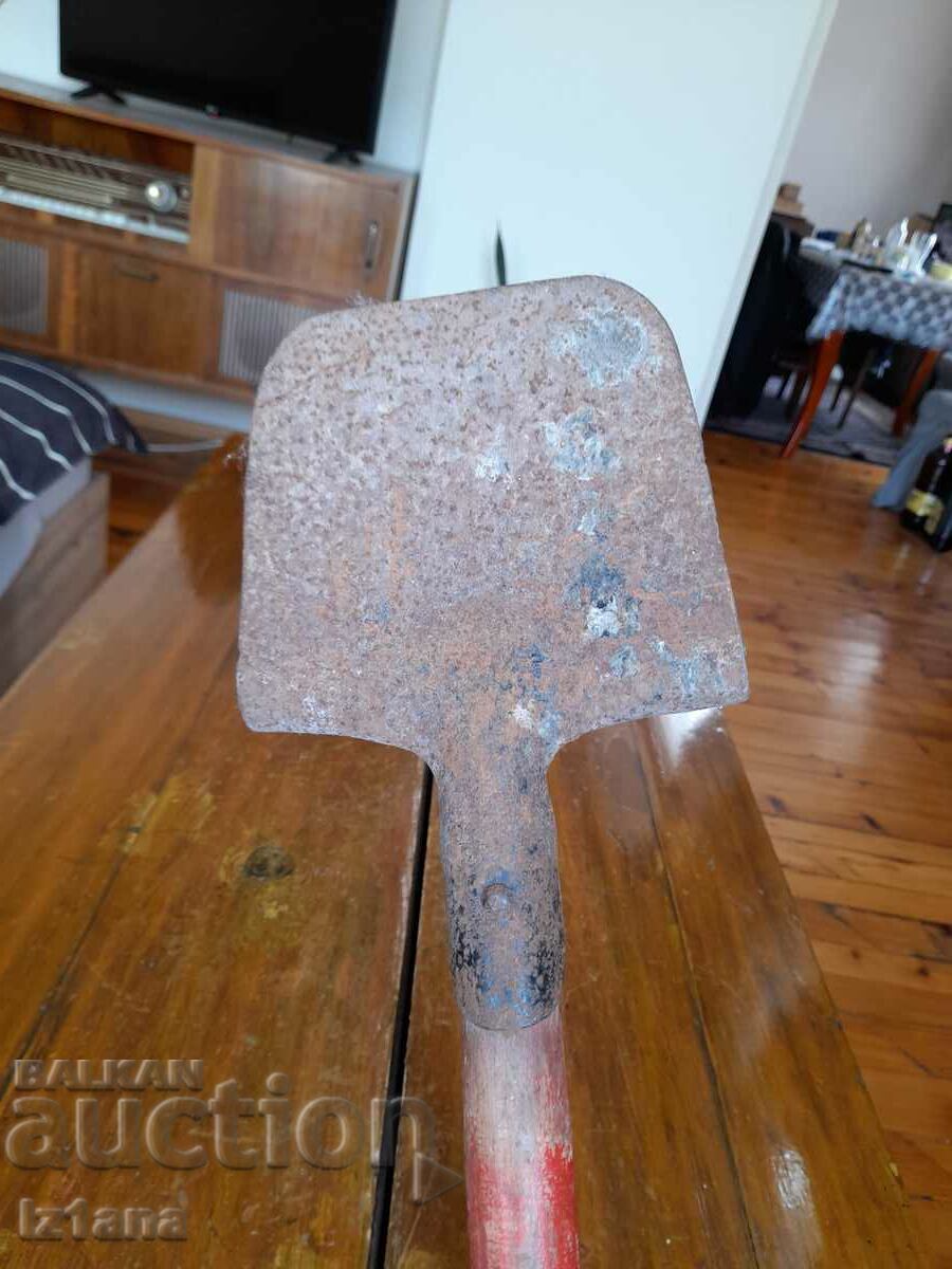 Old shovel, shovel with price 25.00 BGN | € 12.78 Old shovel, shovel with price 25.00 BGN | € 12.78