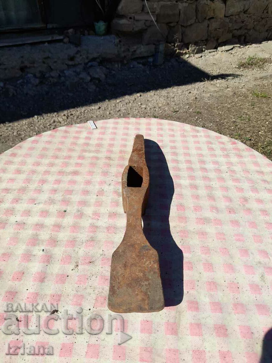 Auction Old pickaxe, kazma Auction Old pickaxe, kazma