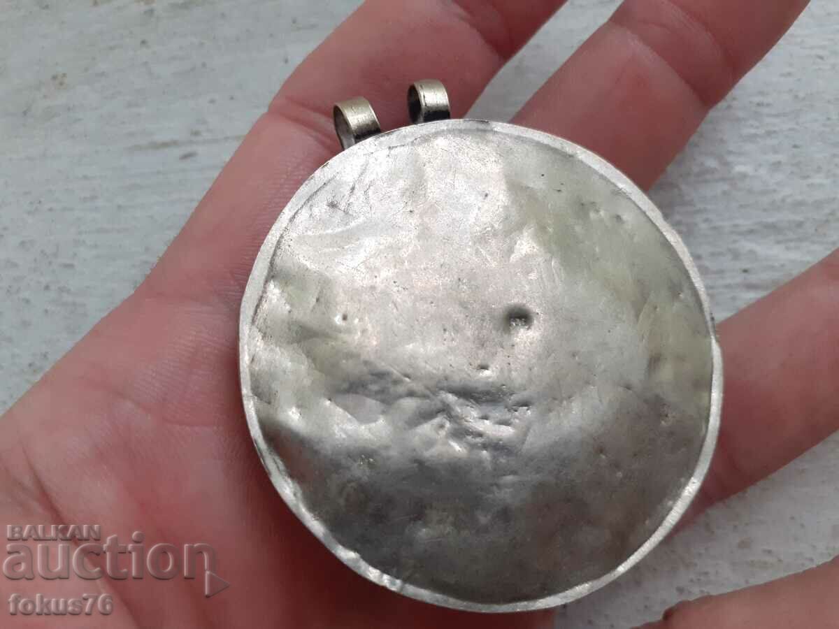 Delivery of Old antique medallion with lapis lazuli Delivery of Old antique medallion with lapis lazuli