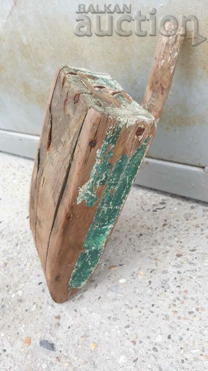 Παράδοση το αρχαίο φτυάρι του μυλωνά για καλαμπόκι Παράδοση το αρχαίο φτυάρι του μυλωνά για καλαμπόκι