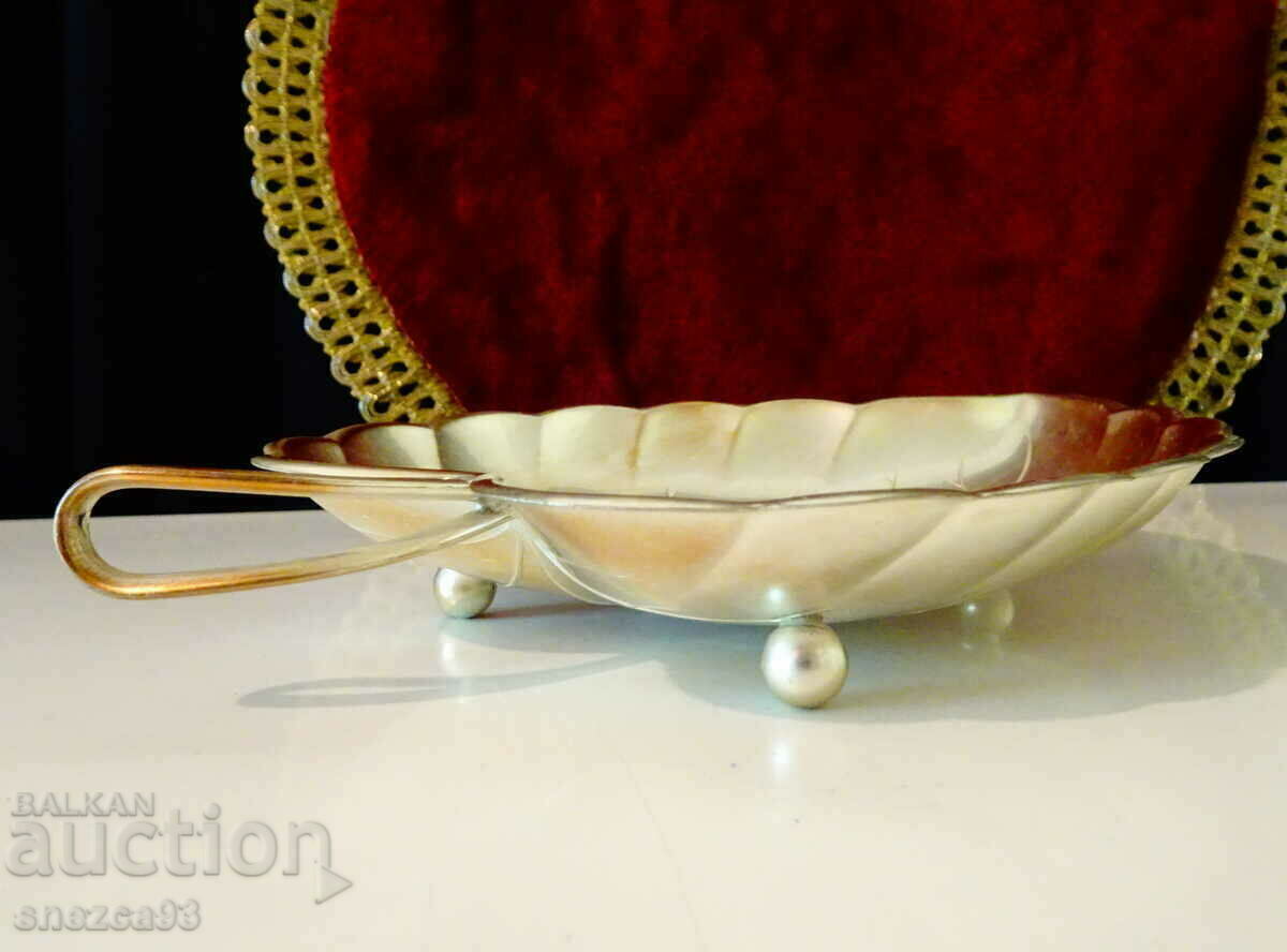 Livrarea Frunza de cutie de ciocolata placata cu argint Quist, marcata. Livrarea Frunza de cutie de ciocolata placata cu argint Quist, marcata.