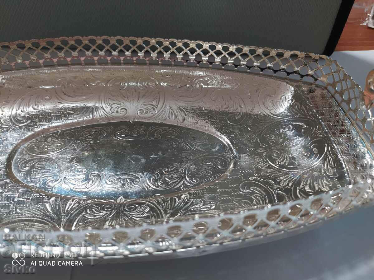 Auction Tray, the fruit bowl looks like silver-plated Auction Tray, the fruit bowl looks like silver-plated