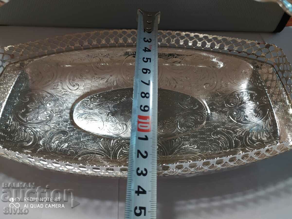 Delivery of Tray, the fruit bowl looks like silver-plated Delivery of Tray, the fruit bowl looks like silver-plated