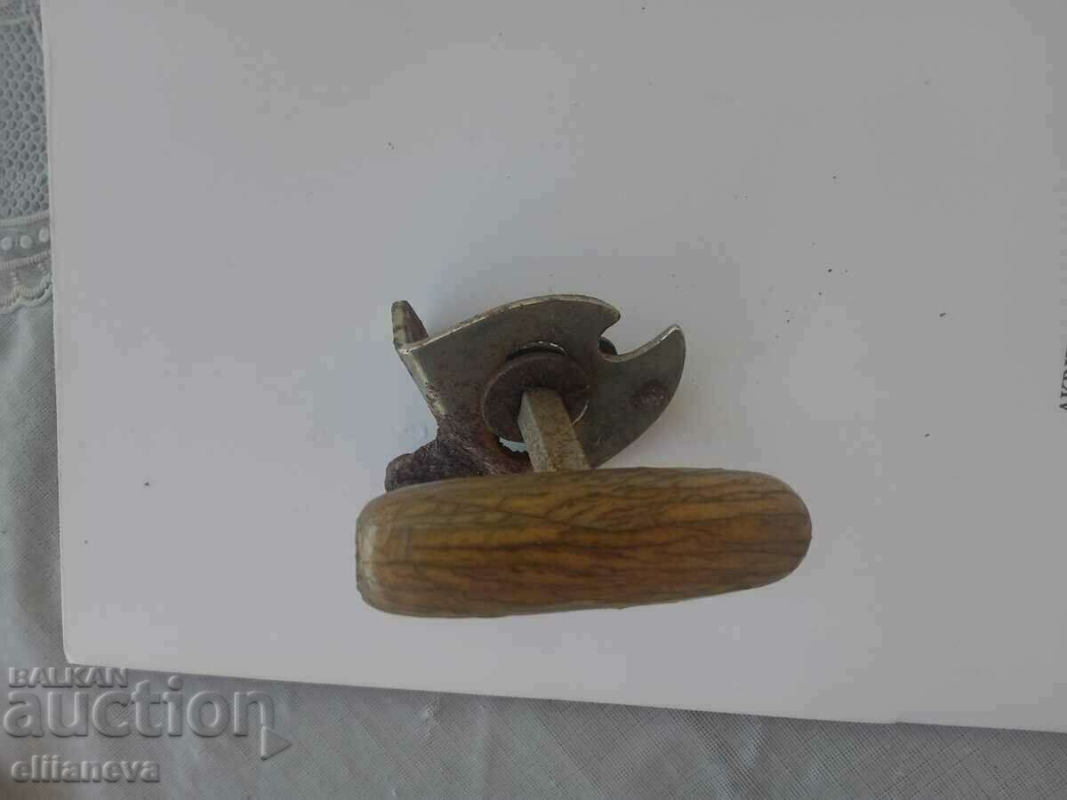 ρετρό ανοιχτήρι κονσερβών με τιμή 5.00 BGN | € 2.56 ρετρό ανοιχτήρι κονσερβών με τιμή 5.00 BGN | € 2.56