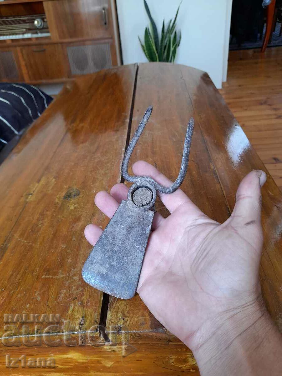 Auction Ancient pick, motif, prawn Auction Ancient pick, motif, prawn