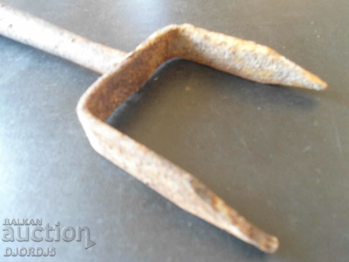 An old anvil with price 6.00 BGN | € 3.07 An old anvil with price 6.00 BGN | € 3.07