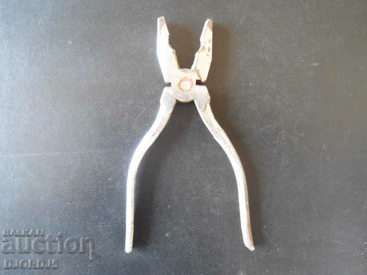Old pliers with price 2.00 BGN | € 1.02 Old pliers with price 2.00 BGN | € 1.02