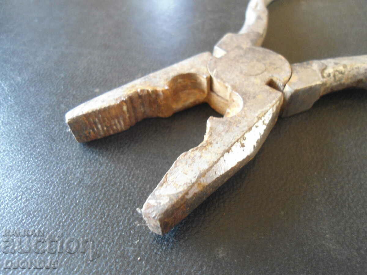 Auction Old pliers Auction Old pliers
