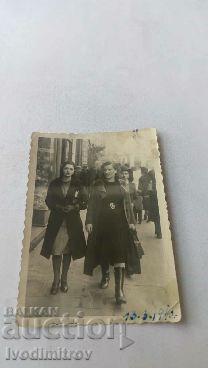 Φωτογραφία Σοφία Δύο γυναίκες σε έναν περίπατο 1940