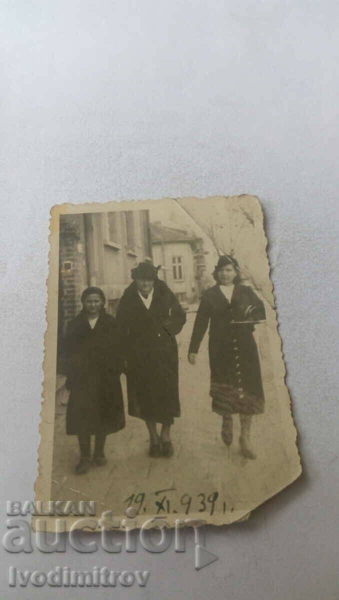 Снимка София Три жени на разходка 1939