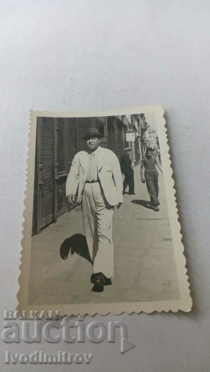 Φωτογραφία Σοφία Ένας άντρας με λευκό κοστούμι σε μια βόλτα