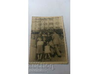 Foto Sofia Familie cu trei copii în fața St. Sinod 1948