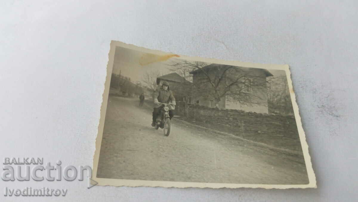 Foto bărbat pe o motocicletă retro