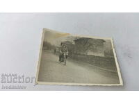 Foto bărbat pe o motocicletă retro