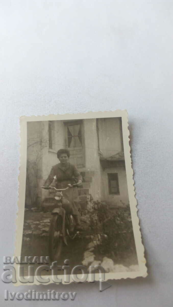 Foto Femeie pe o motocicletă retro