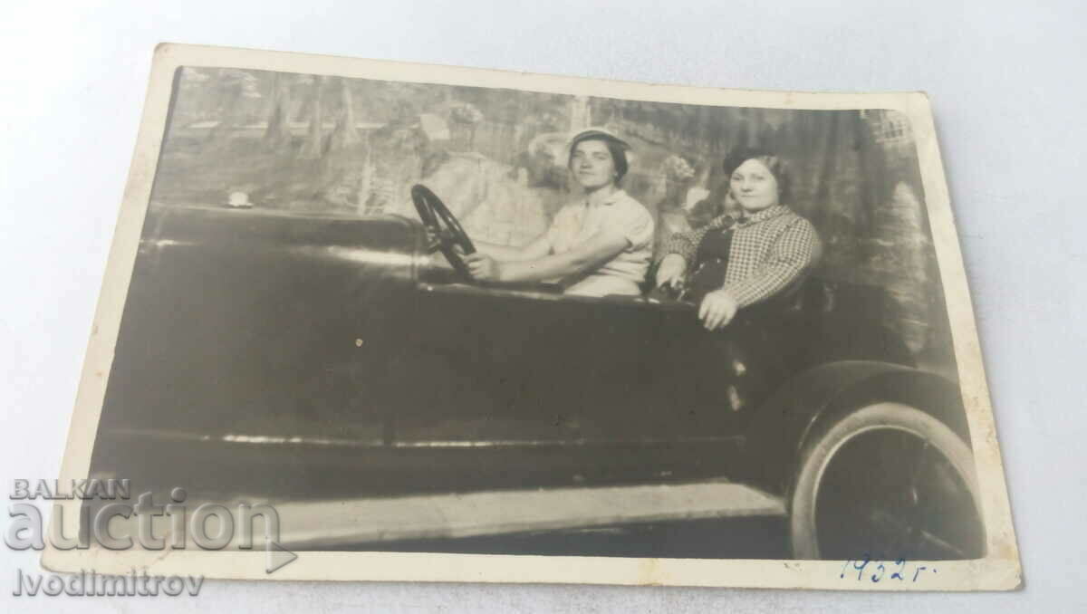 Photo Two women in a retro car