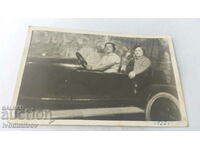 Fotografie Două femei într-o mașină retro