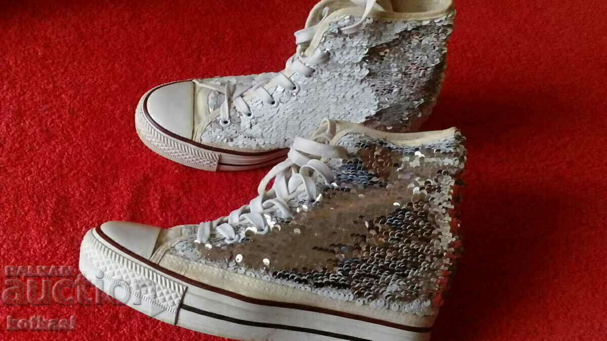 Delivery of Women's sports shoes number 40 Delivery of Women's sports shoes number 40