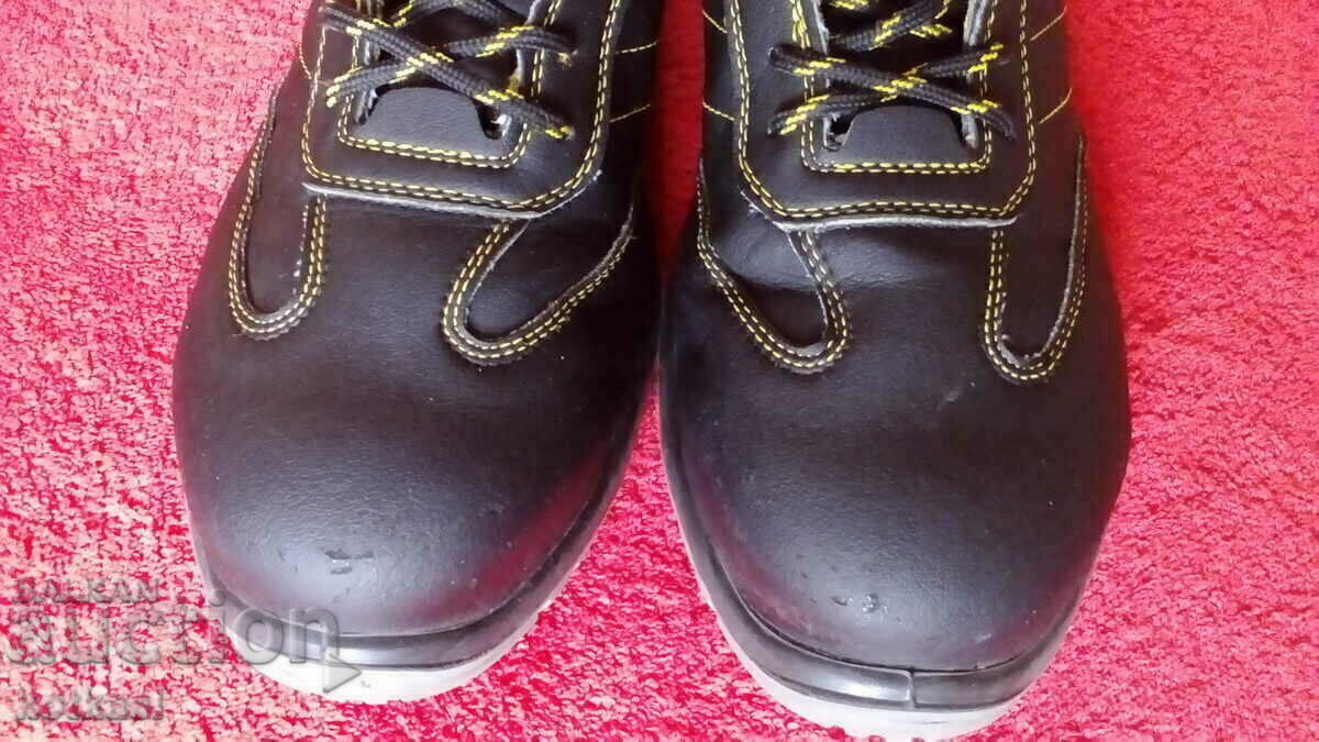 Work shoes number 43 with a toe with price 21.00 BGN | € 10.74