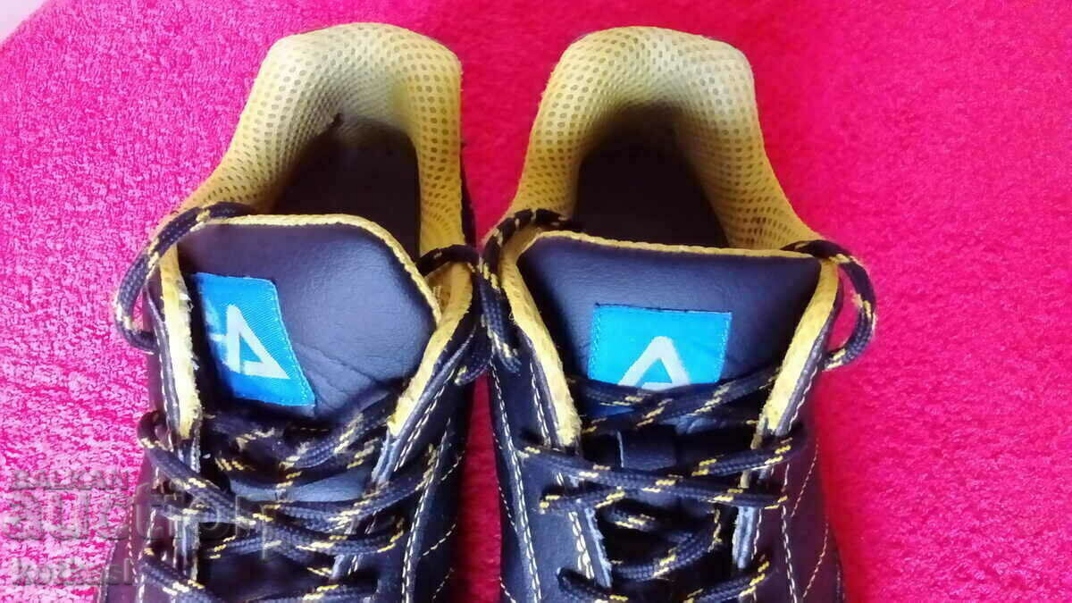 Auction  Work shoes number 43 with a toe