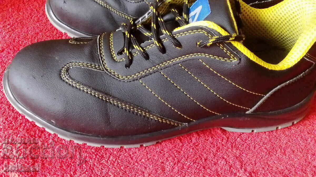 Delivery of Work shoes number 43 with a toe