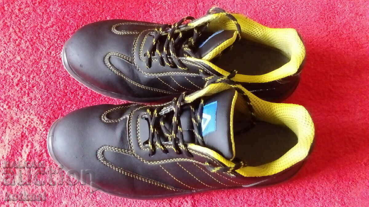 Work shoes number 43 with a toe