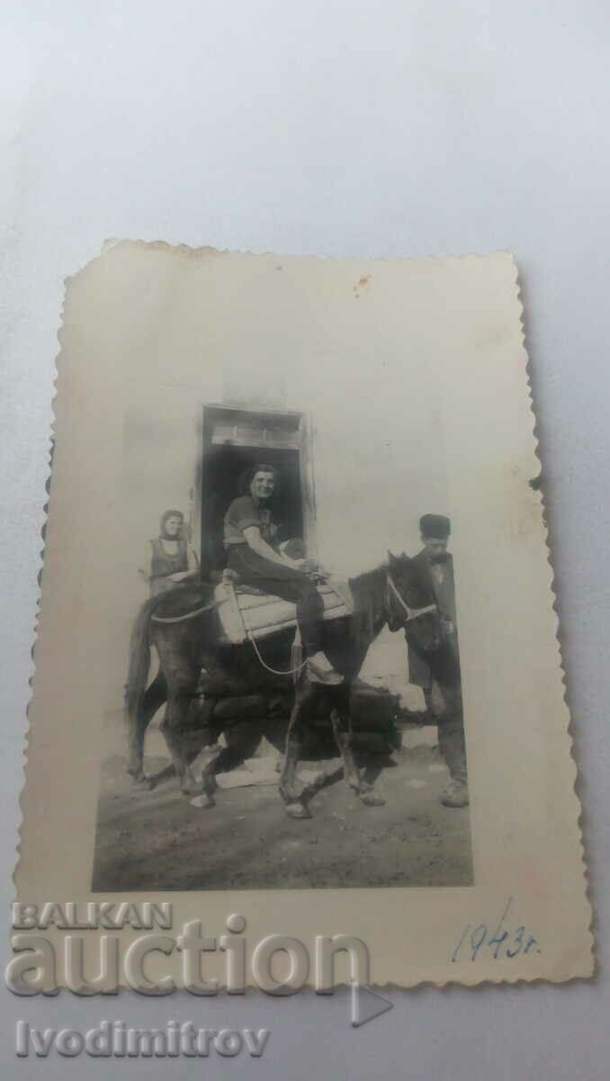 Fotografie Bărbați și femei pe un măgar 1943